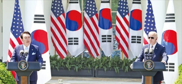 미국을 국빈 방문한 윤석열 대통령과 조 바이든 미국 대통령이 지난달 26일(현지시간) 워싱턴 DC 백악관 로즈가든에서 공동 기자회견을 하고 있다. 연합뉴스