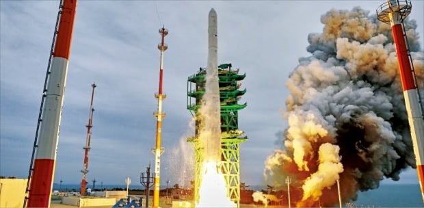 국내 독자 기술로 개발된 한국형 발사체 누리호(KSLV-Ⅱ)가 지난달 25일 오후 전남 고흥군 나로우주센터에서 발사되고 있다. /연합뉴스