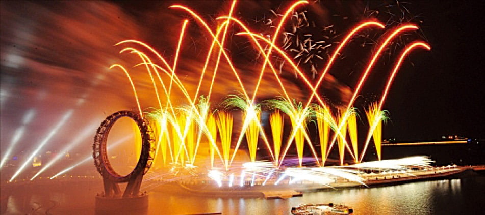 2012년 5월 11일 밤 여수 엑스포 박람회장 내 빅오(big-O) 광장에서 전야제를 겸한 개막식 축포가 터지고 있다. 한경DB