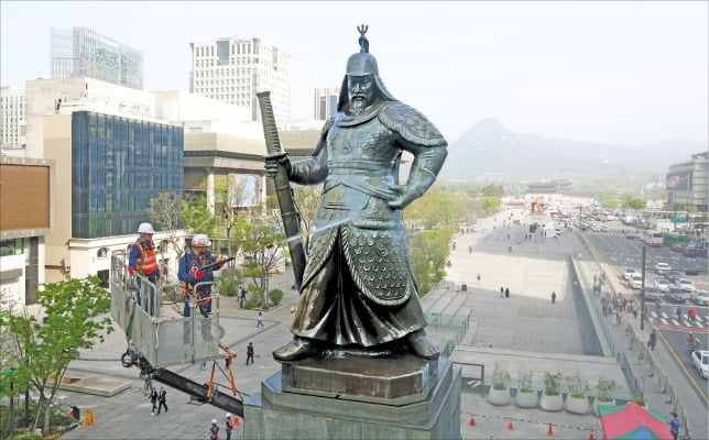 봄맞이 샤워하는 이순신 장군 동상