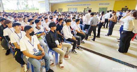 "일본보다 월급 두 배 많다…한국행은 로또"