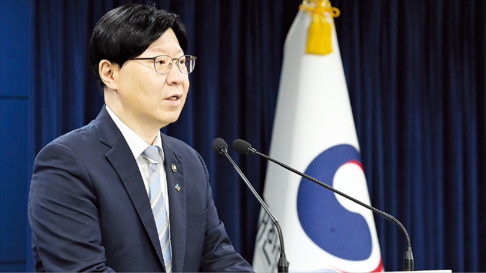 기울어진 운동장을 바로 잡을 때 'level playing field'
