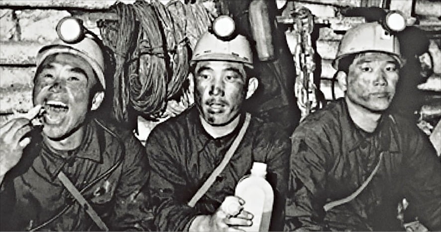 1964년 독일 탄광 막장에서 식사하면서도 고국에 있는 가족을 생각하며 웃음짓는 한국 광부들. /재독한인글뤽아우프회 제공