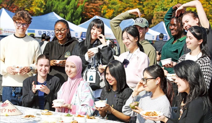 "저희 나라 음식 맛 좀 보세요"…계명대 세계 음식 축제