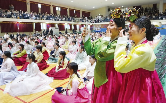 성년례와 함께 열린 한복 졸업식