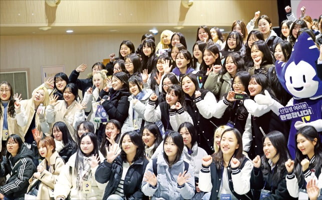 활짝 웃는 25학번 새내기들…"예쁜 꿈 키우세요"