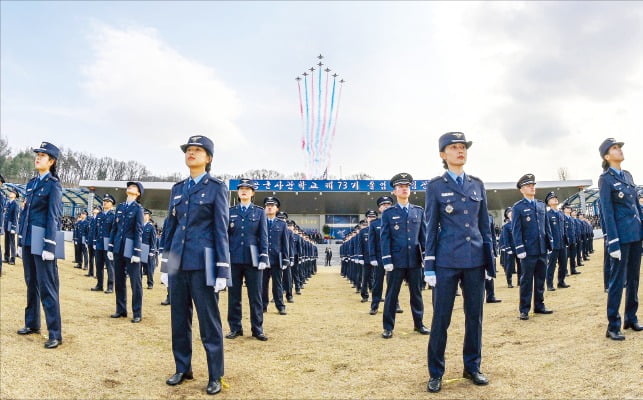 블랙이글스 팀의 졸업 축하 비행