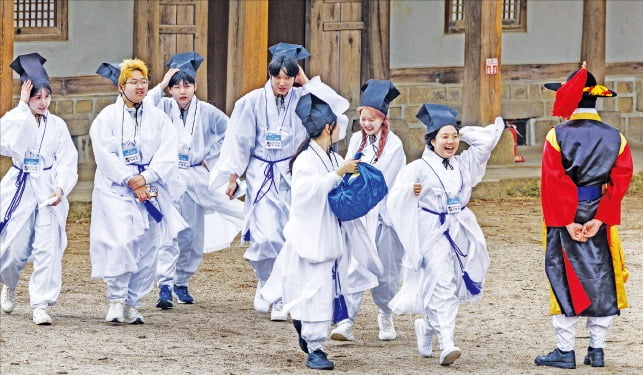 조선시대 유생처럼…성균관대 새내기들의 '신방례'