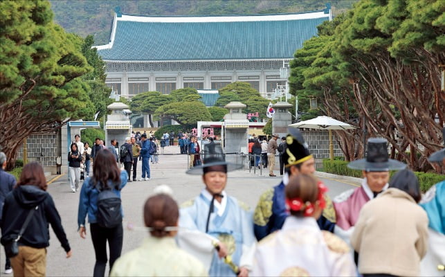 "대통령선거 전에 구경하자"…붐비는 청와대