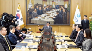 일관된 정책으로 시장 신뢰 얻는 게 중요