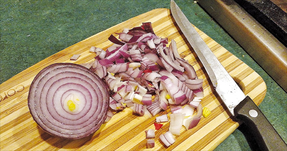 날카로운 칼로 천천히…"톡 쏘는 물질 덜 나와요"