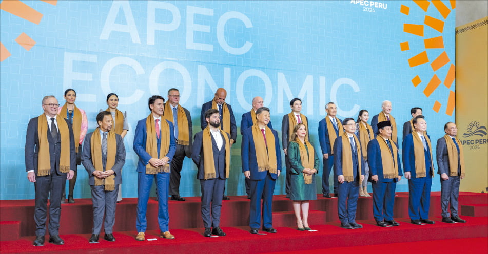 지난해 페루 리마에서 열린 APEC 정상회의에서 각국 정상들이 기념촬영을 하고 있다. 백악관·위키피디아 제공