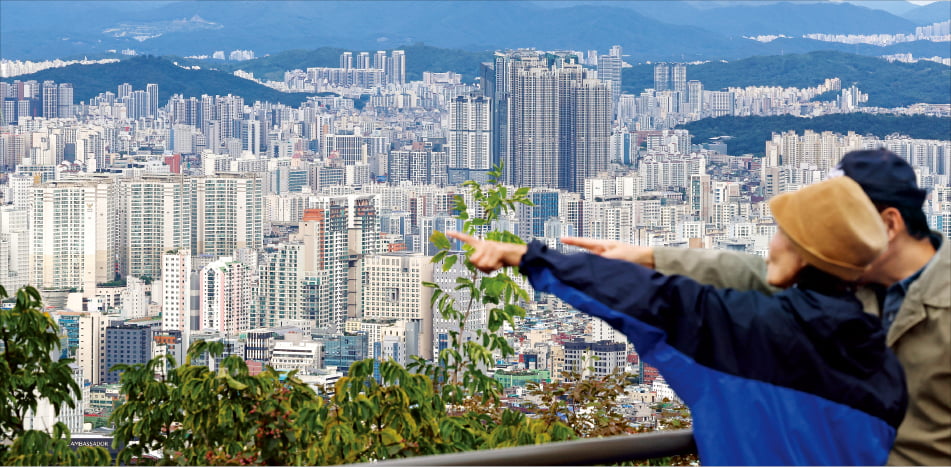 이재명 정부가 추가 부동산 대책 발표를 앞둔 지난달 14일 서울 남산에서 바라본 서울 시내 아파트단지 모습. 한경DB