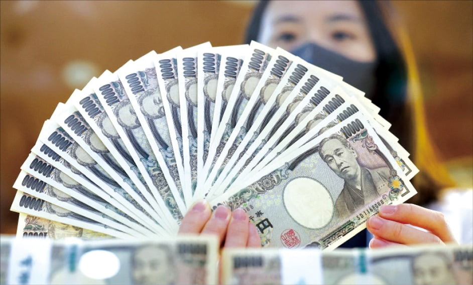 환율 상승 초기엔 무역수지 악화…서서히 개선되죠