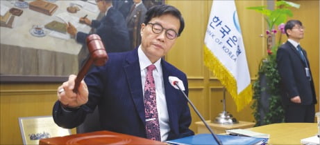 점 21개 모아보면…미래 금리가 보인다?