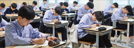 "영어 1등급 비율 면밀하게 관리할 것"