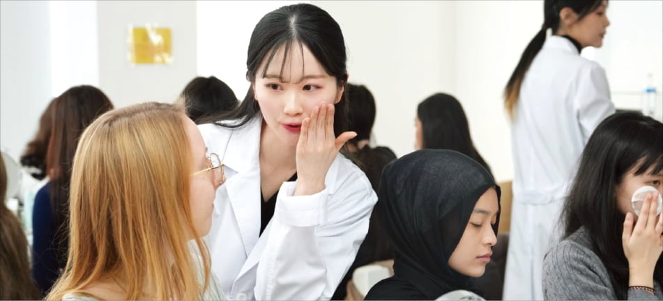 남보다 앞서 있을 때 'Ahead of the curve'