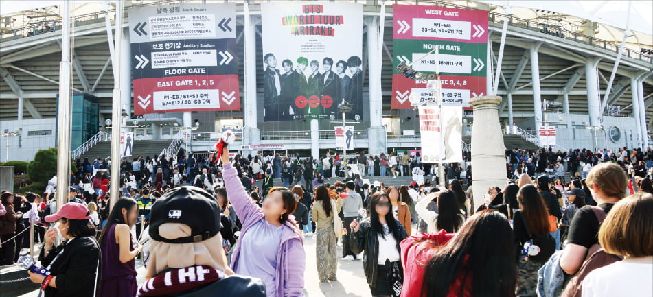'최애'를 좋아했을 뿐인데, 경제가 움직였다…불경기 지갑 여는 팬덤 경제의 빛과 그림자